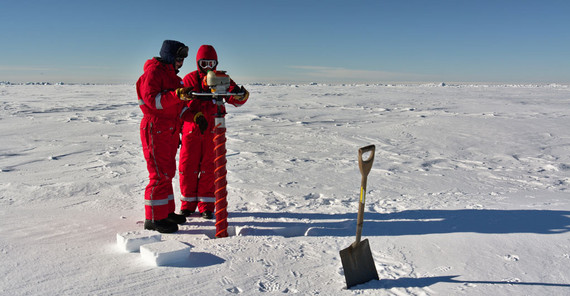 Working with the ice core drill | Photo: Winkelmann/Reese