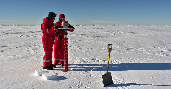 Arbeit mit dem Eiskernbohrer | Foto: Winkelmann/Reese