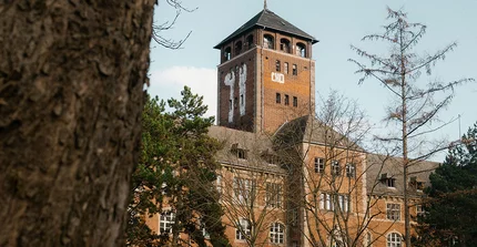 Der alte backseteinerne Landtag auf dem Brauhausberg im Jahr 2025, unsaniert, in Weitwinkelaufnahme.