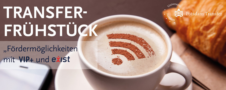 Tasse Kaffee mit WLAN-Symbol und Croissant