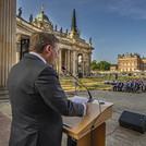Das Bild zeigt Prof. Dr. Oliver Günther und das Publikum. Im Hintergrund ist das Neue Palais zu sehen.