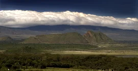 Landschaft in Kenia mit einem Berg.