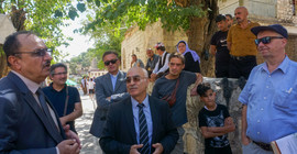 Das Bild zeigt mehrere Menschen die zu Besuch in Lalish sind, dem Ort, an dem laut jesidischem Glauben der Ursprung der Schöpfung liegt. Das Foto ist von Valentina Meyer-Oldenburg.