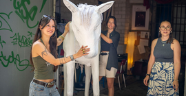 Da steht ein Pferd vor der Tür - und es wurde später noch tätowiert.