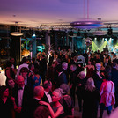 Viele Personen auf einer Tanzfläche.