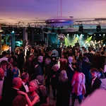 Viele Personen auf einer Tanzfläche.