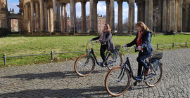 Stefanie Unmack (li.) und Karin Sumpf bei der ersten Probefahrt der neuen Campusräder. | Foto: Matthias Zimmermann