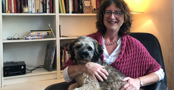 Auf dem Foto ist Gabriele Gehauf mit ihrem Hund Willow zu sehen. Das Foto ist von Sandy Bossier-Steuerwald.