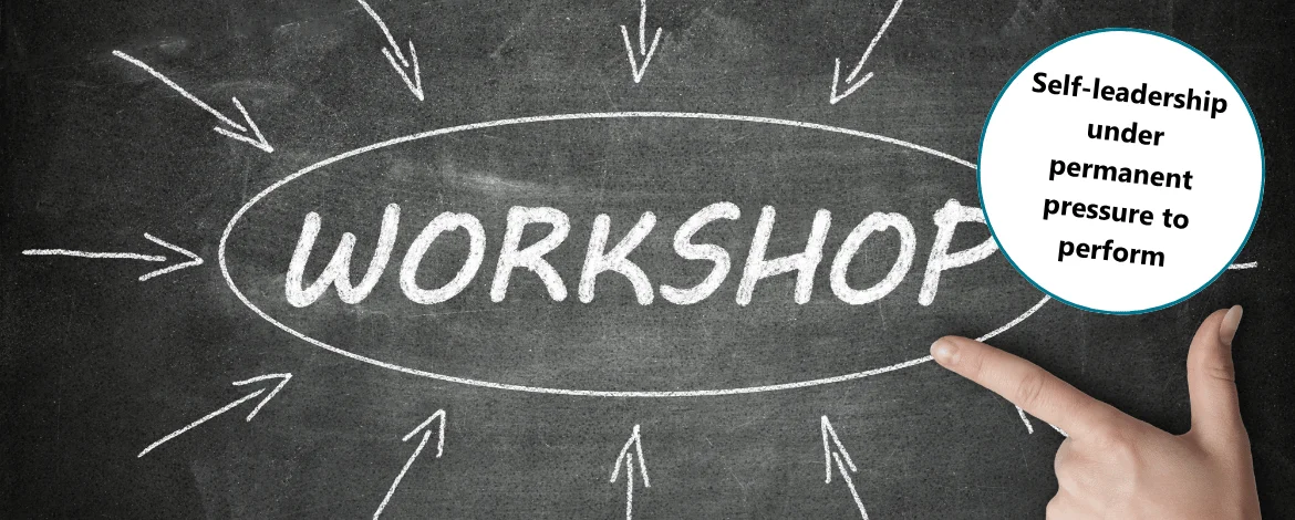 Auf einer schwarzen Tafel steht in einem Kreis das Wort "Workshop" geschrieben. Pfeile als auch eine Hand zeigen auf dieses Wort. In einer Bubble rechts im Bild steht der Workshoptitel "Self-leadership under permanent pressure to perform". - 