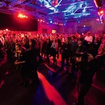 Begrüßung der Erstsemester in der Waschhaus-Arena: Mittendrin sind Uni-Präsidentin Prof. Dr. Sabine Kunst (3.v.r.) und Vizepräsident für Lehre und Studium Dr. Thomas Grünewald (4.v.r.).