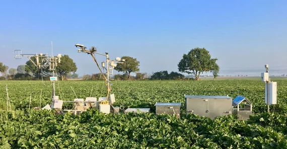 Auf landwirtschaftlich genutzten Flächen werden die CRNS-Messungen von anderen meteorologischen und bodenkundlichen Messungen begleitet, um die Auswertung des Neutronensignals weiter zu verfeinern.