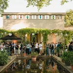 Blick auf den Paradiesgarten mit vielen Menschen