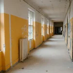 Blick in ein altes Gebäude vor der Sanierung