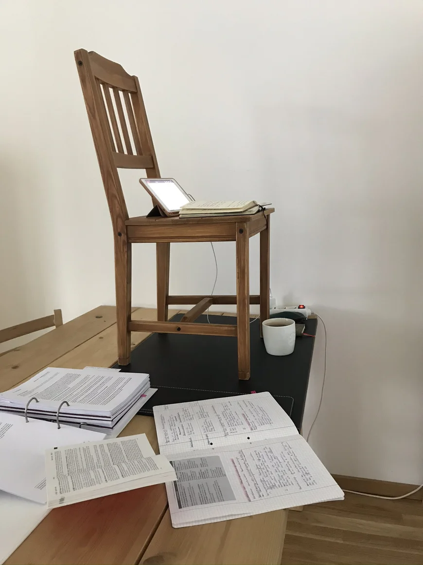 Ein Stuhl mit Büchern drauf steht auf einem Tisch