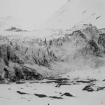 Snowmobiles in front of the surging Vallakbreen glacier