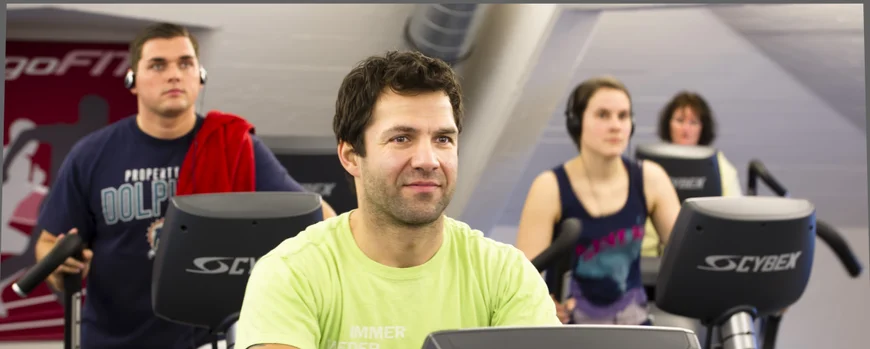 Studierende und Angestellte trainieren gemeinsam im Fitness-Club. Der Link führt zum Programm des Zentrums für Hochschulsport. Foto: Karla Fritze
