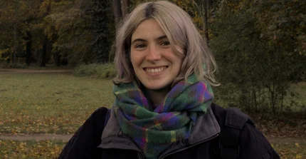 Julia Venturini lächelnd im Vordergrund