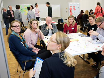 Teilnehmer der Gruppendiskussion im Gespräch.