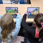 Zwei Kinder an Tablets