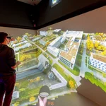 Mit Modell studiert: Studierende betrachten im 3D-Labor den Campus Golm.