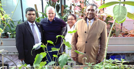 Wurden vom wissenschaftlichen Leiter Dr. Michael Burkart (Mitte) durch den Botanischen Garten der Universität Potsdam geführt: U. Ahamed Razee (erster Botschaftssekretär), T.N. Arnolda sowie Botschafter Karunasena Hettiarachchi (v.l.n.r.) Foto: Botanischer Garten.