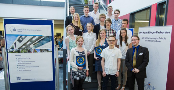 Sechs Schülerinnen und acht Schüler überzeugten die Jury mit ihren wissenschaftlichen Arbeiten aus den Fachbereichen Biologie, Chemie, Geographie, Informatik, Mathematik und Physik. Foto: Thomas Hölzel