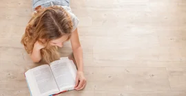 Lesendes Mädchen. Foto: Fotolia/Tatyana Gladskih