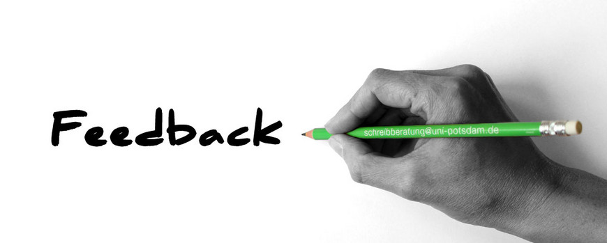 Schriftzug "Feedback", rechts daneben eine Hand mit grünem Schreibberatungsstift.