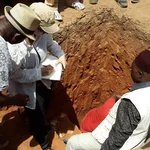 Bodenkundliche Profilansprache eines Lixisols (World Reference Base for Soil Resources, 2015) unter extensiver landwirtschaftlicher Nutzung, Region Nordkamerun bei Garoua 2018.
