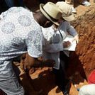 Bodenkundliche Profilansprache eines Lixisols (World Reference Base for Soil Resources, 2015) unter extensiver landwirtschaftlicher Nutzung, Region Nordkamerun bei Garoua 2018.