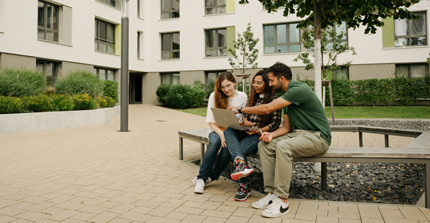 Gruppe von Studierenden vor dem Wohnheim in Golm