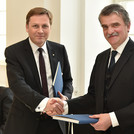 Prof. Oliver Günther Ph.D, Präsident der Universität Potsdam und Prof. Dr. Elemér Balogh, Prodekan der Juristischen Fakultät der Universität Szeged schütteln sich die Hände nach der Unterzeichnung des Kooperationsvertrages.
