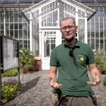 Steffen Ramm begrüßt die Kinder vor dem Botanischen Garten mit seiner Vorlesung „Von Riesen und Zwergen – Rekorde in der Pflanzenwelt“ | Foto: ZIM