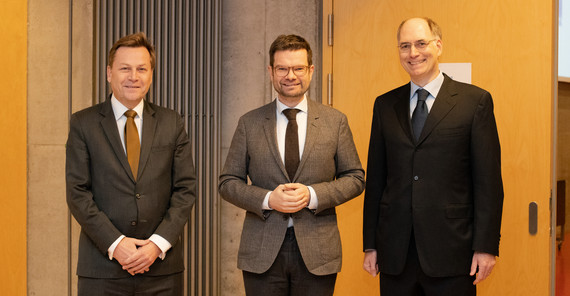 Marco Buschmann mit dem Präsidenten der Universität und dem Dekan der Juristischen Fakultät Professor Jens Petersen