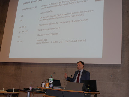 Im ersten Vortrag referierte Prof. Dr. Thorsten Fögen von der Durham University über „Krankheit und Gesundheit in der antiken Epigrammatik“.