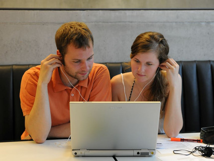 Ein Student und eine Studentin sitzen gemeinsam am Computer. Wenn wir Student sagen, meinen wir alle Studierenden. Foto: Karla Fritze