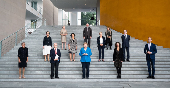 Zwölf Personen stehen mit Abstand auf einer Treppe. Prof. Dr. Sabine Kuhlmann bei der Übergabe des NKR-Jahresberichts am 16. September 2021 an Bundeskanzlerin Dr. Angela Merkel. Das Foto ist von Sandra Steins der Bundesregierung.