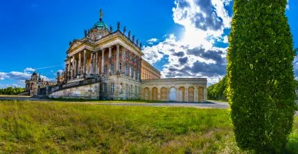 Historisches Nebengebäude des Neuen Palais, in dem heute Teile der Universität Potsdam untergebracht sind