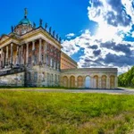 Historisches Nebengebäude des Neuen Palais, in dem heute Teile der Universität Potsdam untergebracht sind