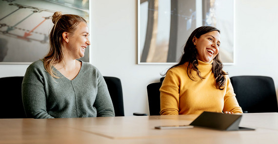 Amalie Skålevåg (left) and Lisa Luna (right) sitting at the desk.