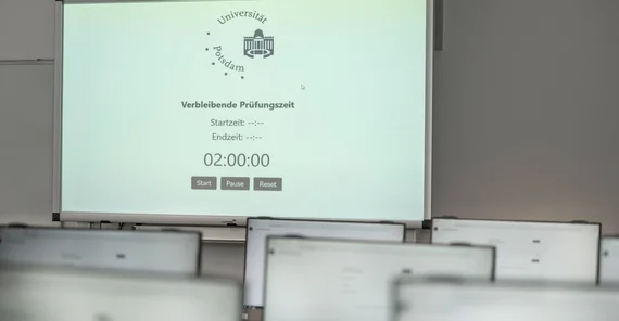 Foto einer digitalen Tafel auf der ein Timer zu sehen ist, wieviel Zeit noch für eine bestimmte Aufgabe vorhanden ist
