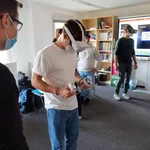 Studierende testen VR-Brillen 