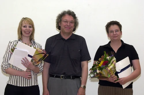 Prodekan Prof. Dr. Rüdiger Kunow mit den Preisträgerinnen Jana Scheerer und Susanne Müller