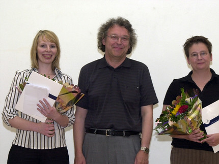 Prodekan Prof. Dr. Rüdiger Kunow mit den Preisträgerinnen Jana Scheerer und Susanne Müller
