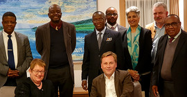Mehrere Menschen stehen bzw. sitzen zusammen für ein Gruppenbild, mit dabei der Präsident der Universität Potsdam, Ph.D. und der deutschen Botschafterin Margit Hellwig-Bötte in Botsuana