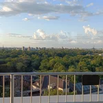 Blick von der Pan Am Lounge auf die Bäume des Berliner Zoos