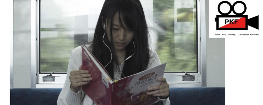 Polnische Lernende in der Bahn, dazu das Logo des Polnischen Filmclubs