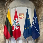 Häufig weht die NATO-Flagge neben den Nationalfahnen.
