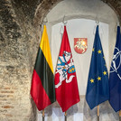 Häufig weht die NATO-Flagge neben den Nationalfahnen.