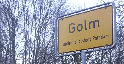 Ortseingangsschil Golm und Wandergruppe im Hintergrund